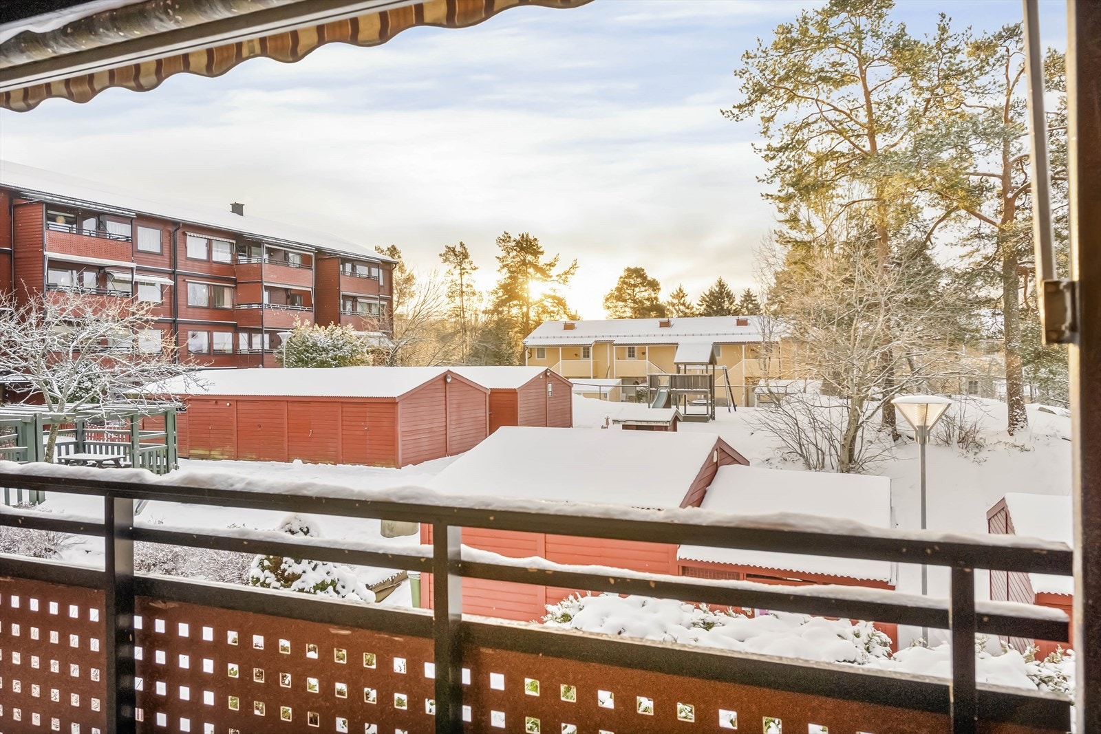 Fra balkongen har du utsyn over borettslagets grønne og rolige fellesarealer. Galleribilde
