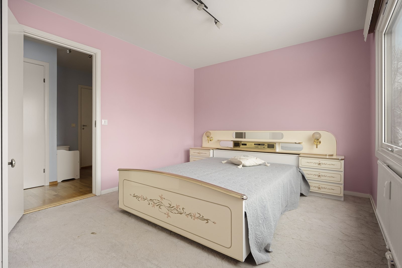 Hovedsoverommet er av god størrelse med plass til dobbeltseng og garderobeløsning. Galleribilde