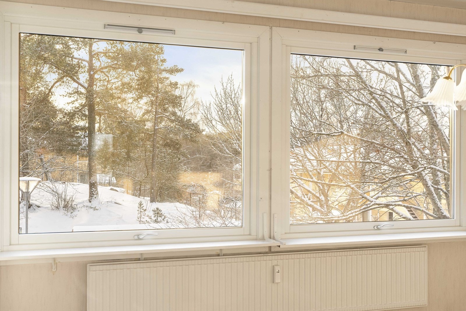 Vinduene rammer inn en grønn og fredelig utsikt mot nærområdet. Galleribilde