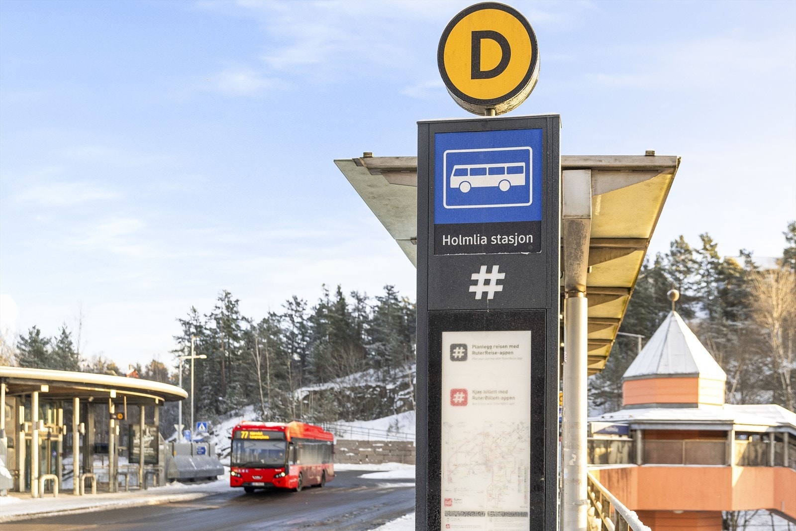 Holmlia stasjon er et sentralt knutepunkt for kollektivtransport i området. Galleribilde