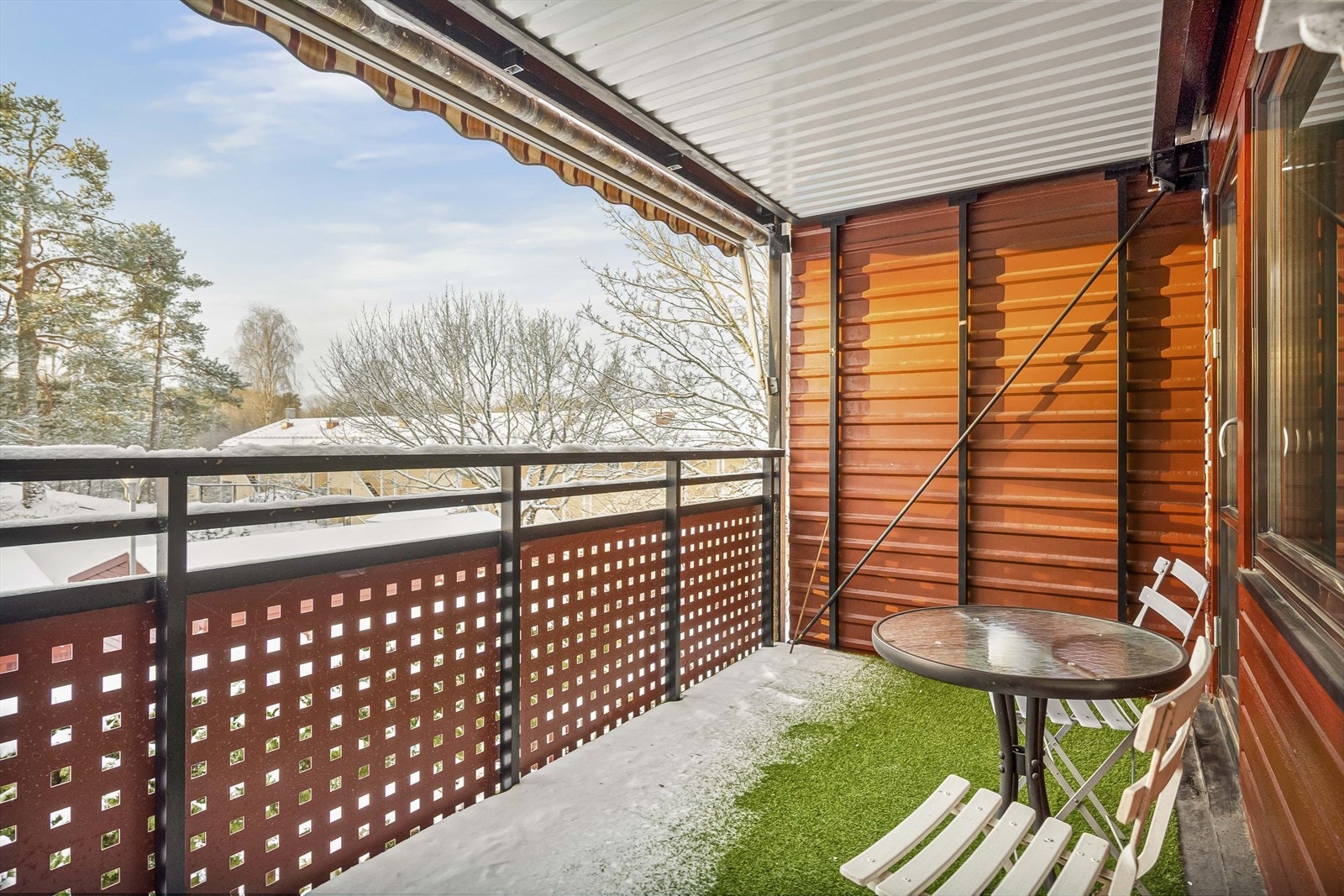 Balkongen er utstyrt med markise for solskjerming. Galleribilde