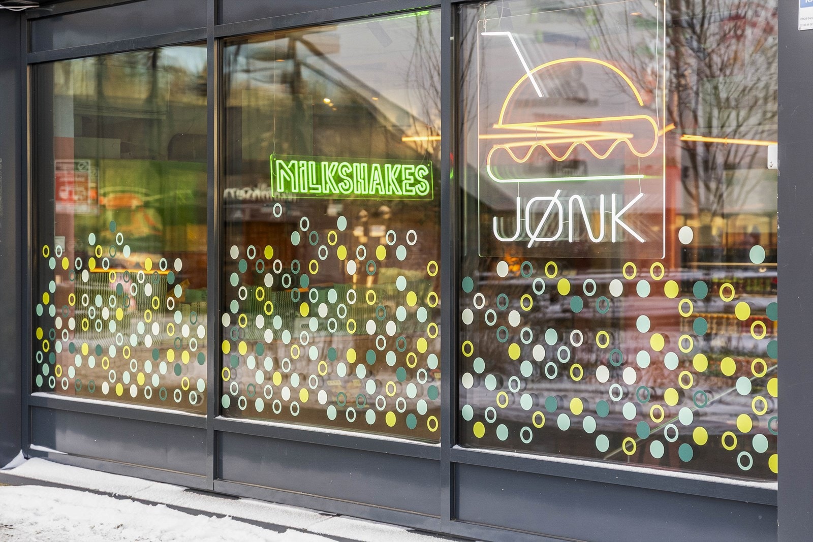 I nærområdet finnes flere serveringssteder, som JØNK på Holmlia Senter. Galleribilde