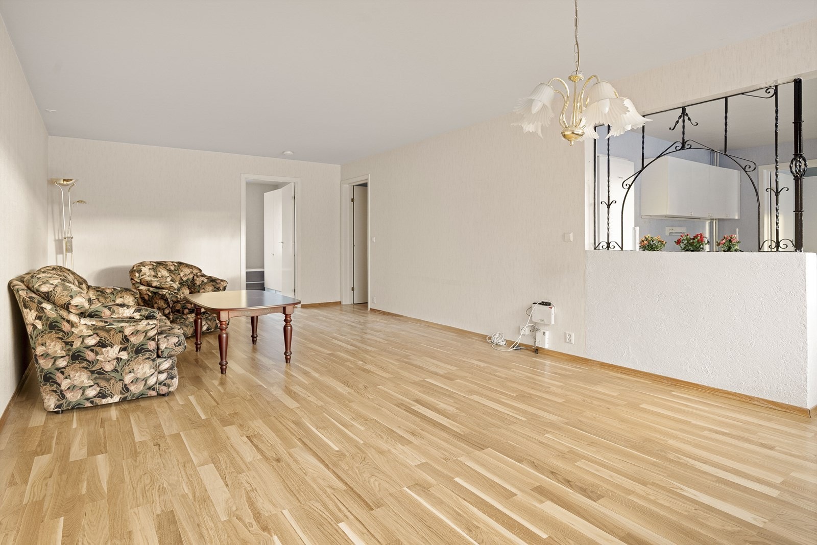 Gulvet i stuen er belagt med en klassisk trestavs eikeparkett. Galleribilde