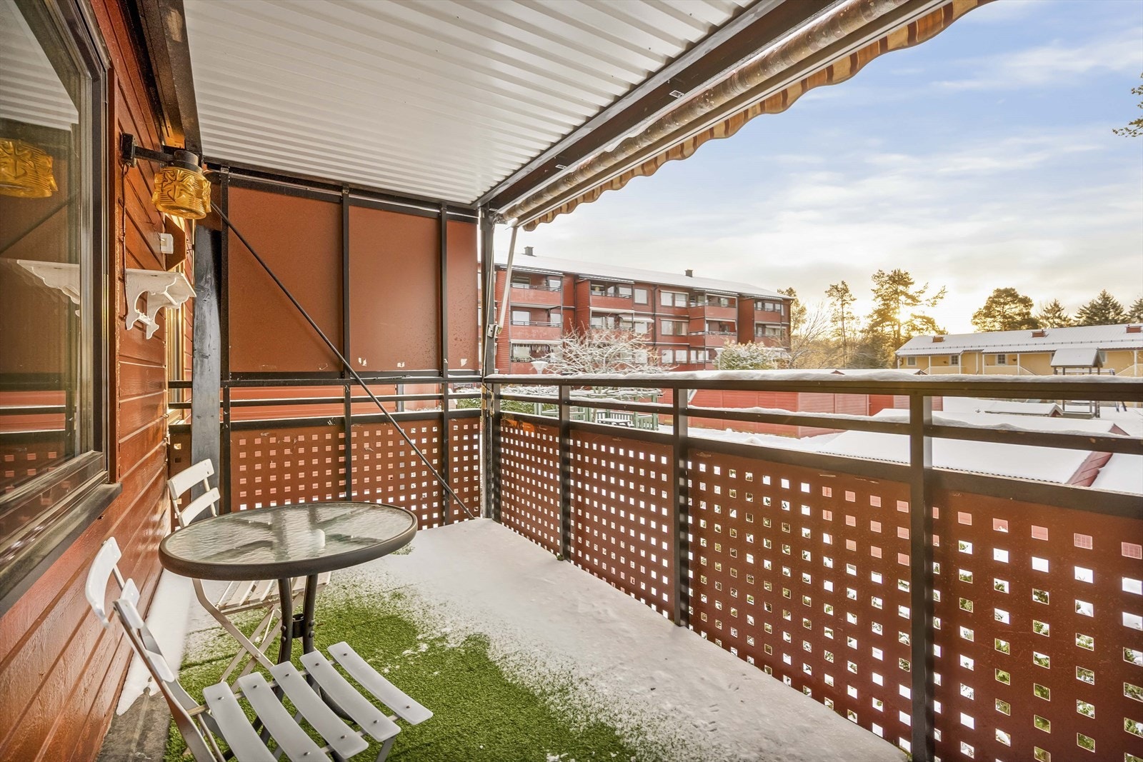 Leiligheten har en privat, overbygget balkong med plass til en sittegruppe. Galleribilde