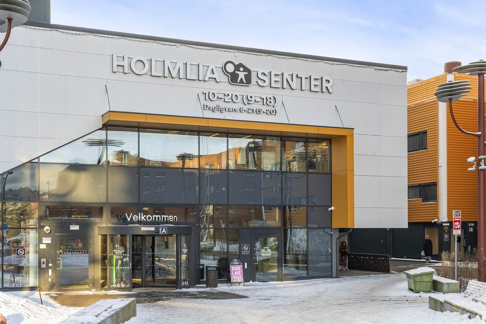 Senteret huser blant annet dagligvare, apotek, vinmonopol og serveringssteder. Galleribilde