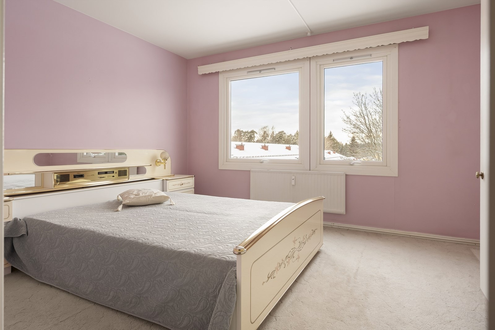 Også her gir store vinduer gode lysforhold og utsyn. Galleribilde