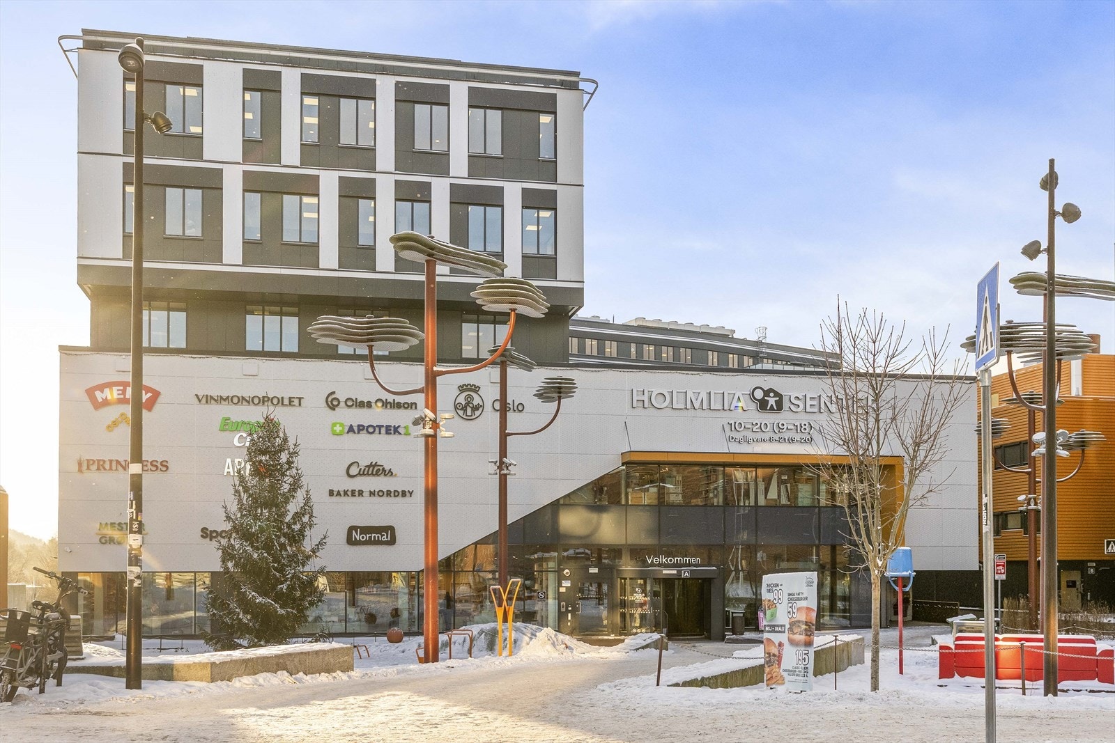 Det er gangavstand til Holmlia Senter med et bredt utvalg av butikker og tjenester. Galleribilde