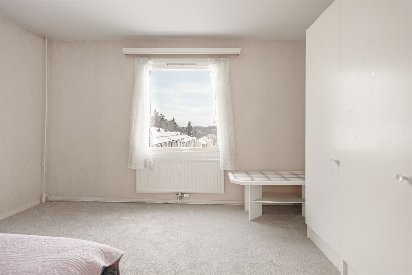 Leiligheten har et soverom nummer to, også dette med plass til garderobeskap. Galleribilde