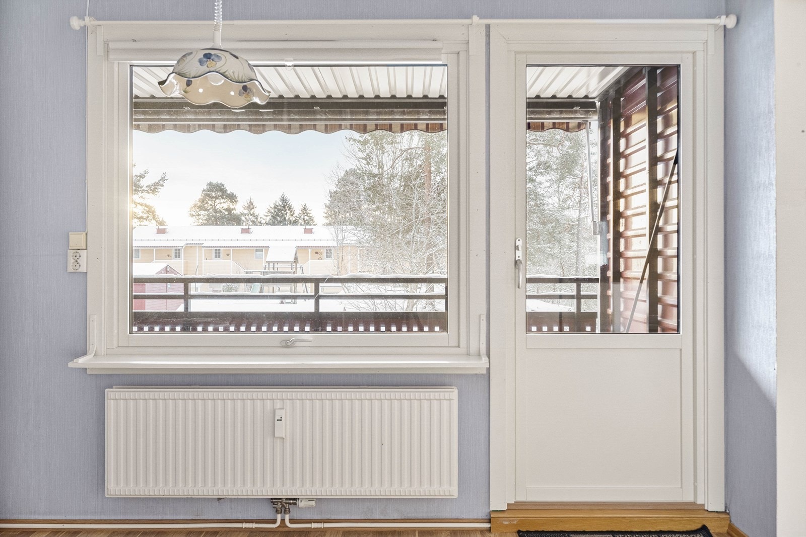 Balkongdøren og vinduet gir en lys og luftig atmosfære på kjøkkenet. Galleribilde