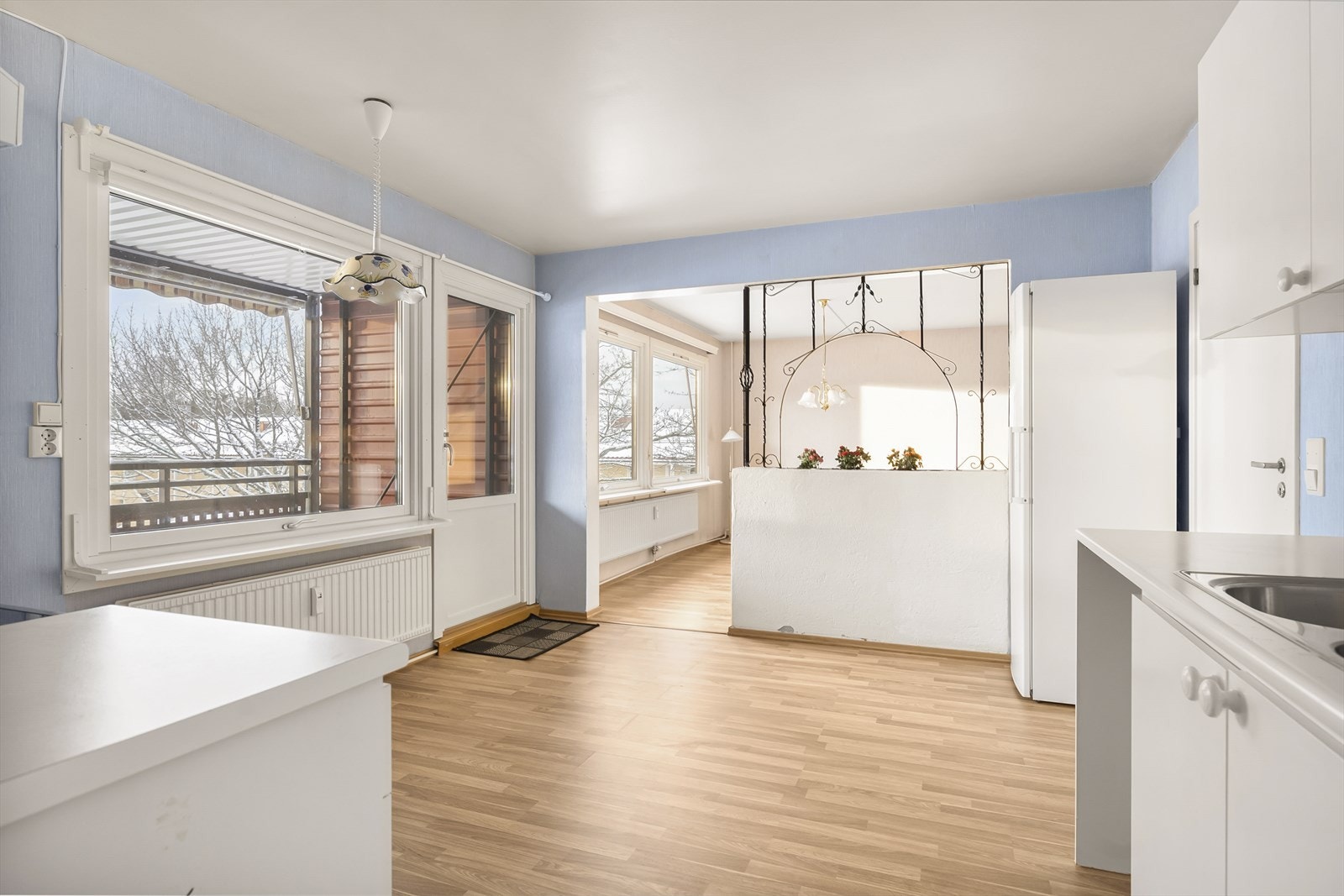 Kjøkkenet har en delvis åpen løsning mot stuen og direkte utgang til balkongen. Galleribilde