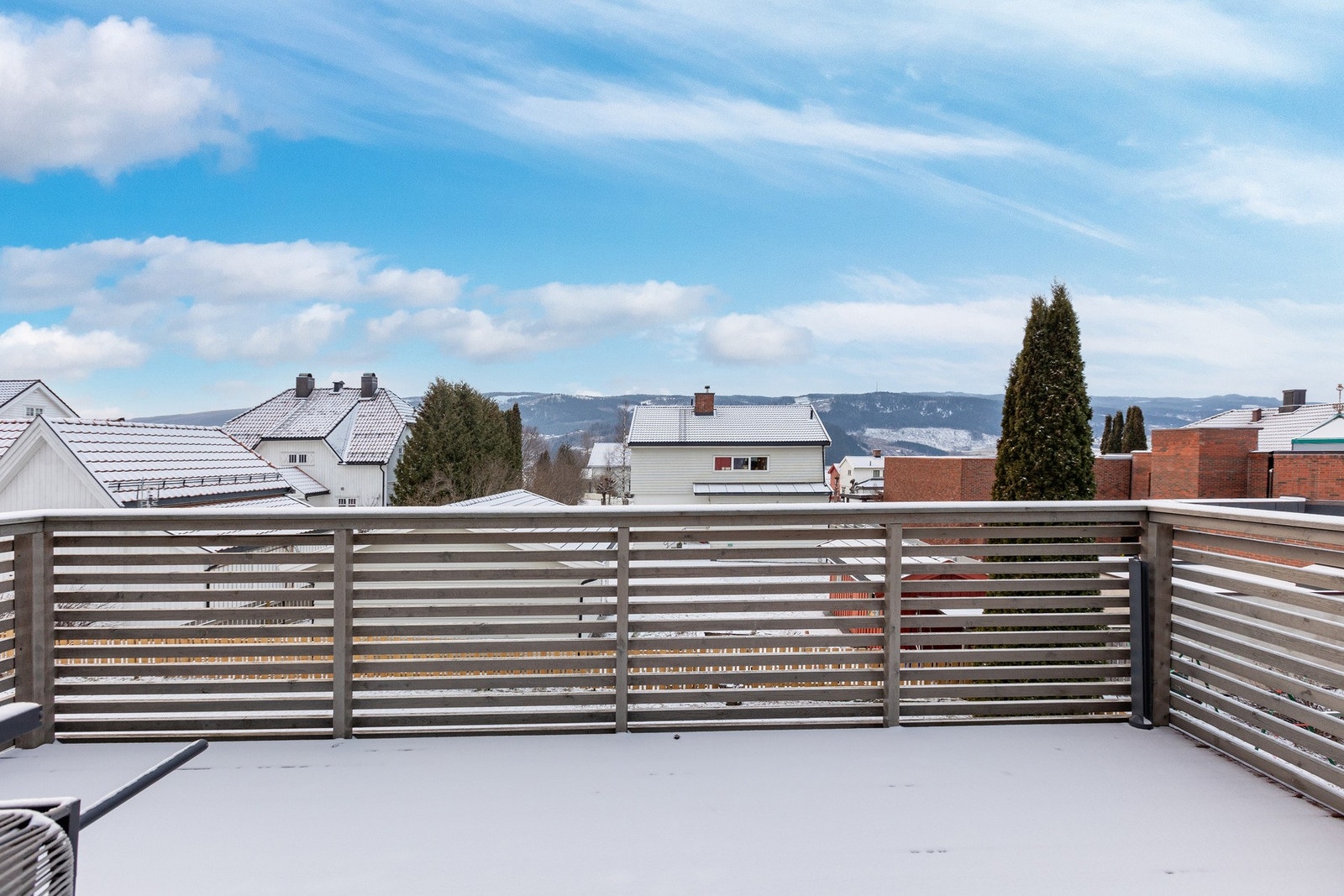 Luftig balkong med utsikt mot Vingnes og nabolag. Perfekt for å nyte fine dager utendørs. Galleribilde