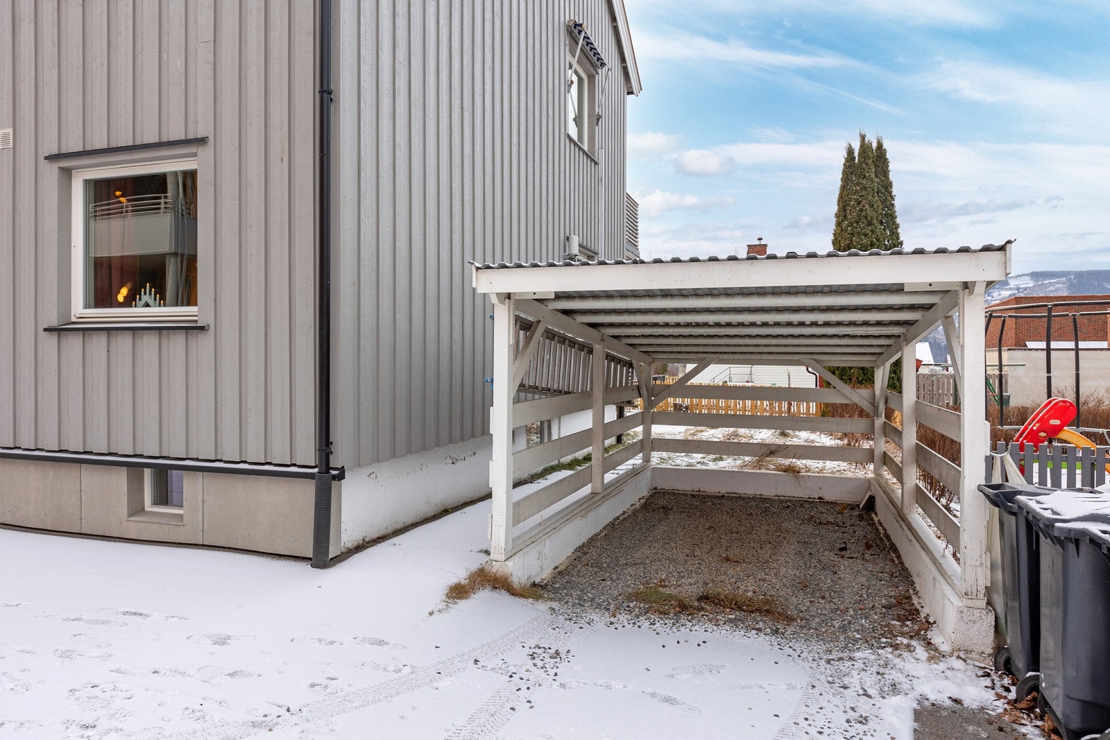 Utenfor boligen er det en privat carport som medfølger leiligheten. Galleribilde