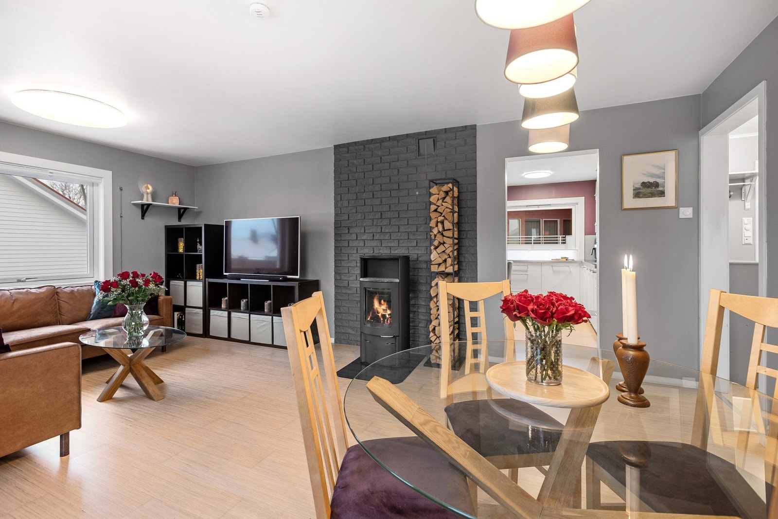 Stuen er romslig og har flere møbleringsmuligheter. Galleribilde