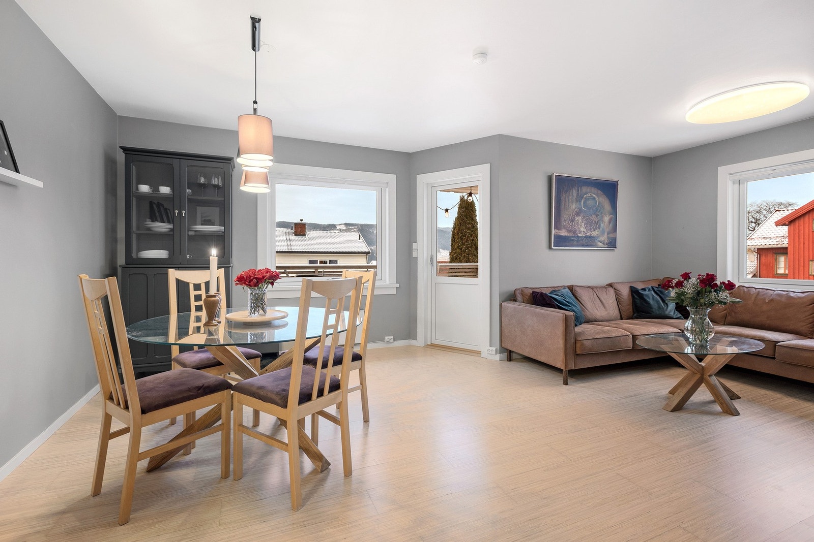 Utgang til vestvendt balkong fra stuen. Galleribilde