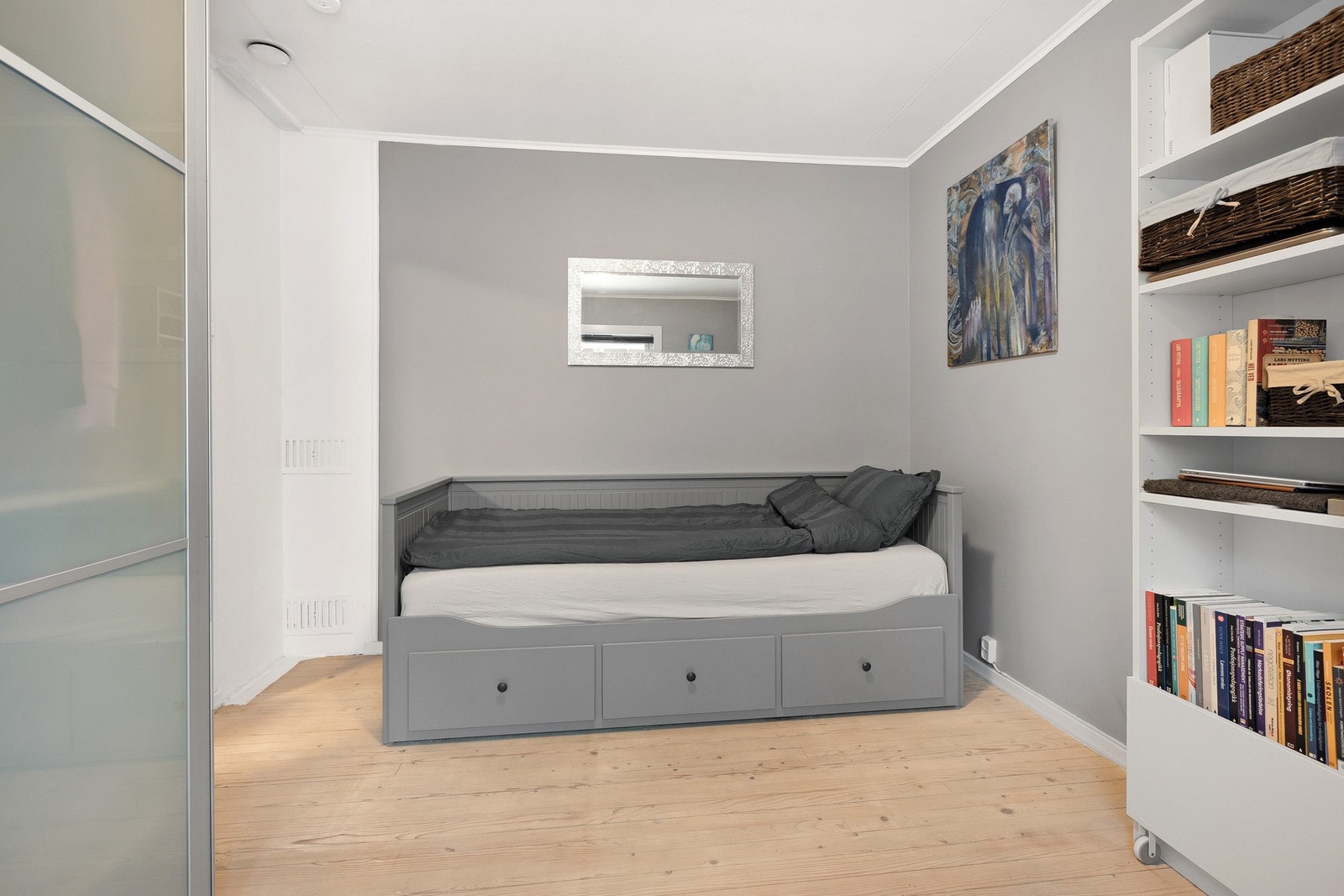 Soverom 2 med plass til seng, skrivebord og garderobe. Galleribilde