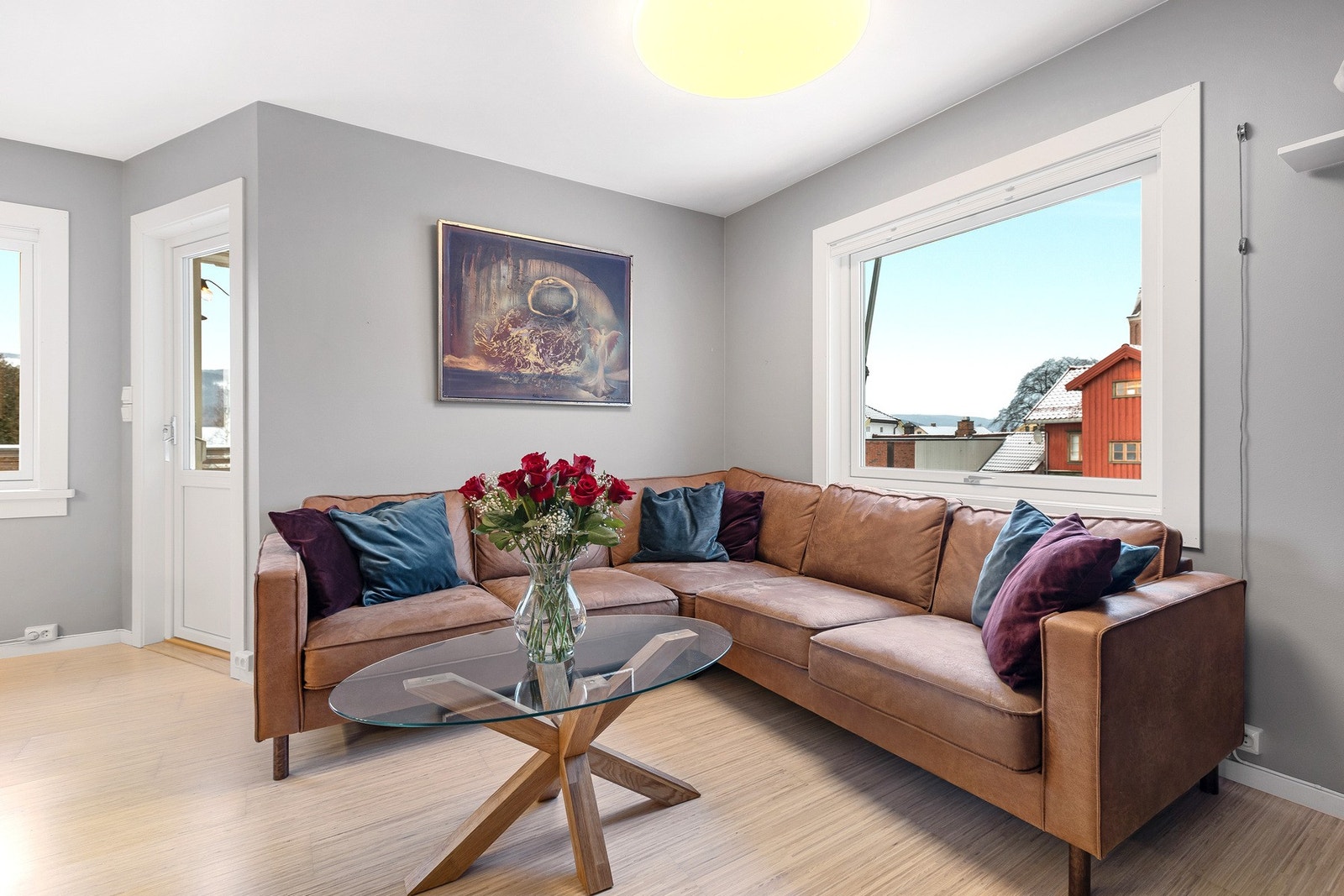 Mange og store vindusflater i stuen sørger for godt med dagslys. Galleribilde