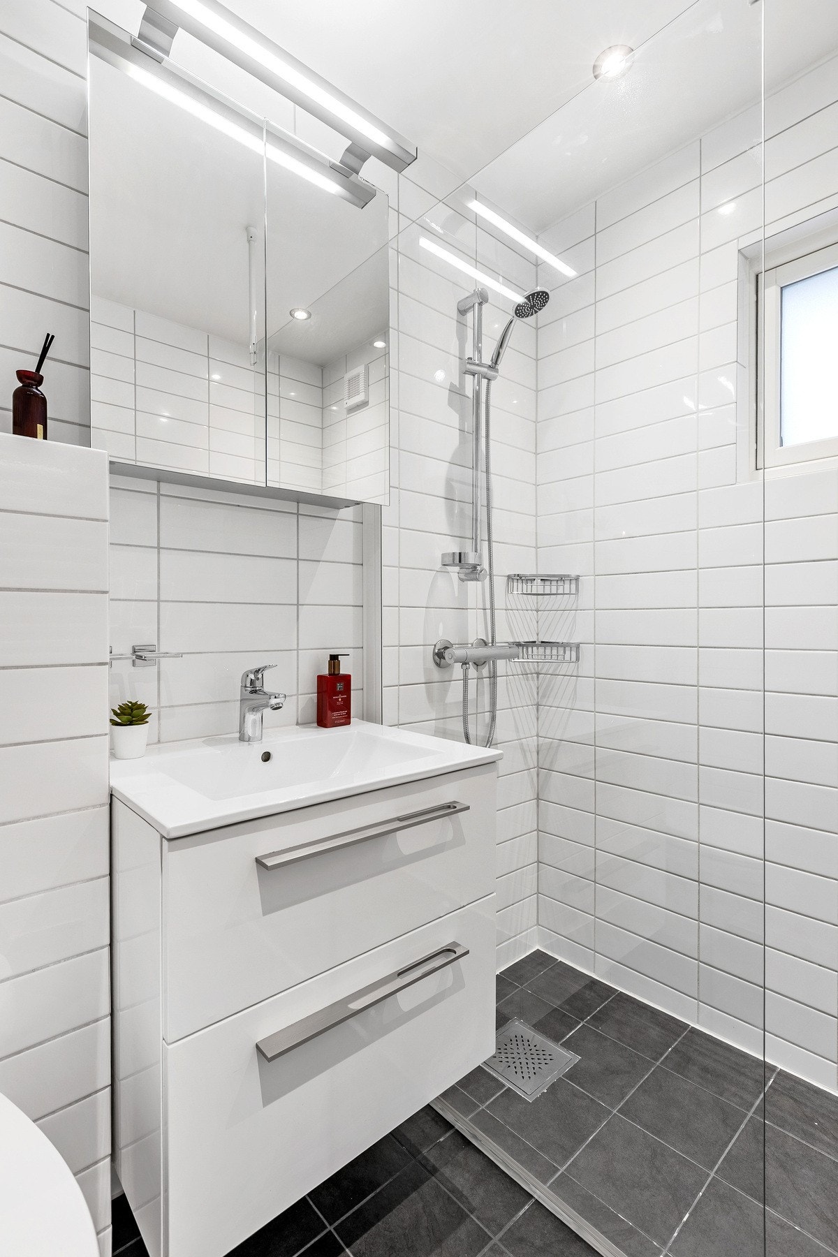 Et lyst og innbydende bad å starte dagen på med varme i gulv. Galleribilde