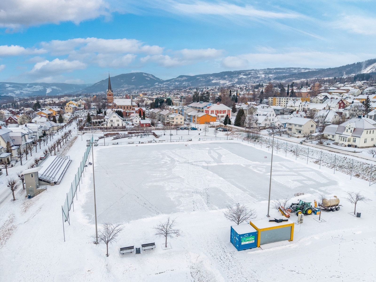 Sportsplassen ligger rett ved boligen, og er en populær fritidsarena for idrett og lek i alle aldre, både sommer og vinter. Galleribilde