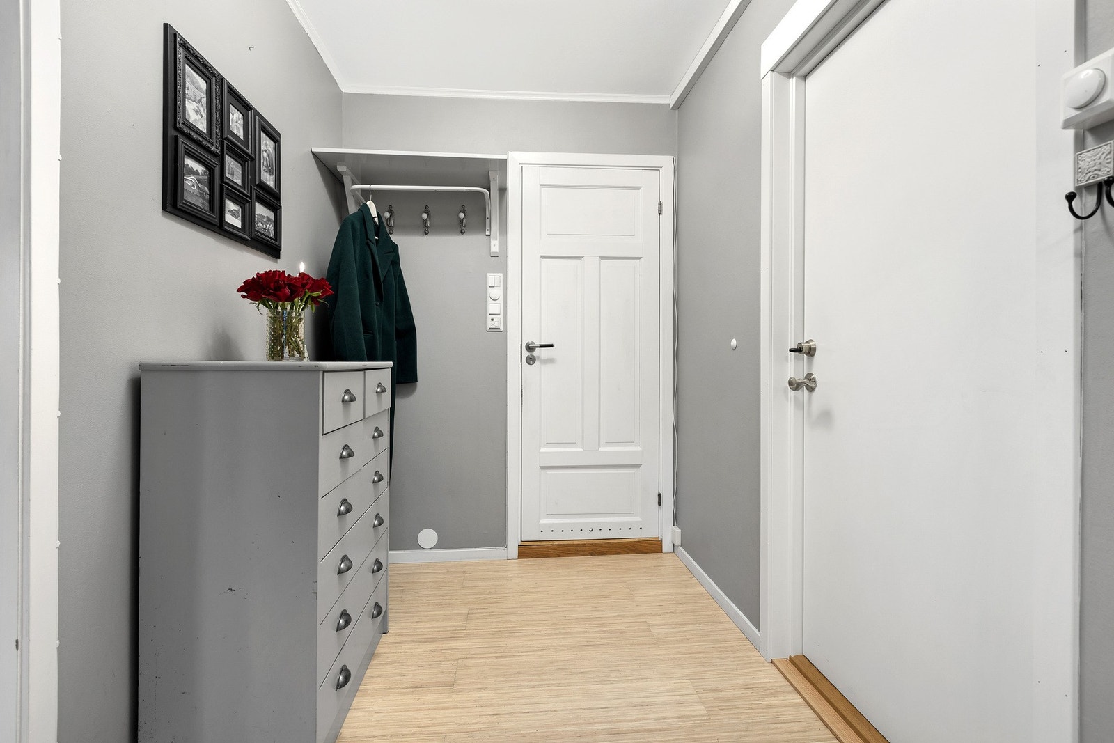En lys og inviterende entre med god plass til kles og skooppbevaring. Galleribilde