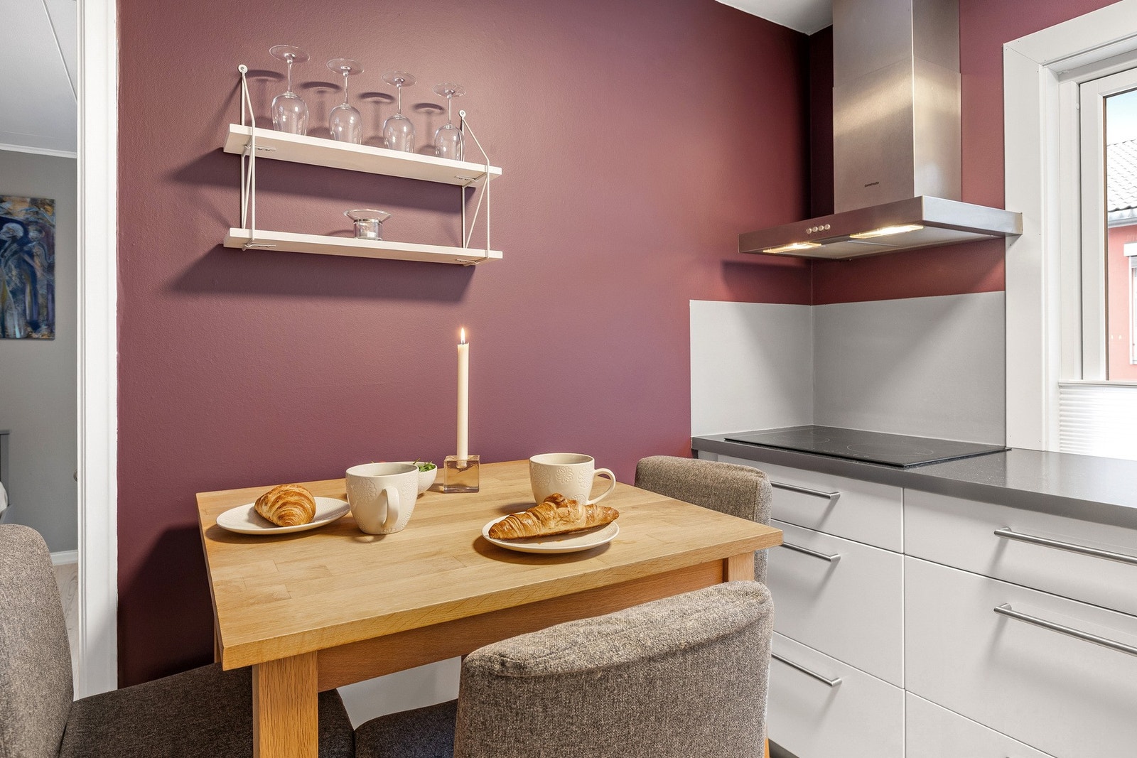 De mørke veggene gir en fin kontrast til de hvite frontene på kjøkkenet. Galleribilde