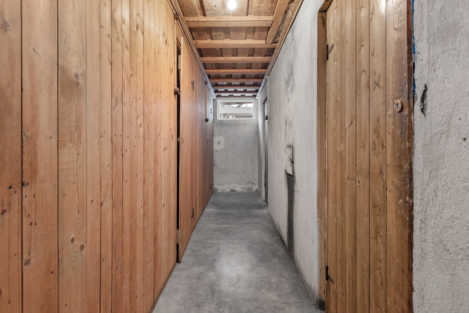 Det er rikelig med bodplass til leiligheten. I kjeller og på loft er det privat bod. Galleribilde