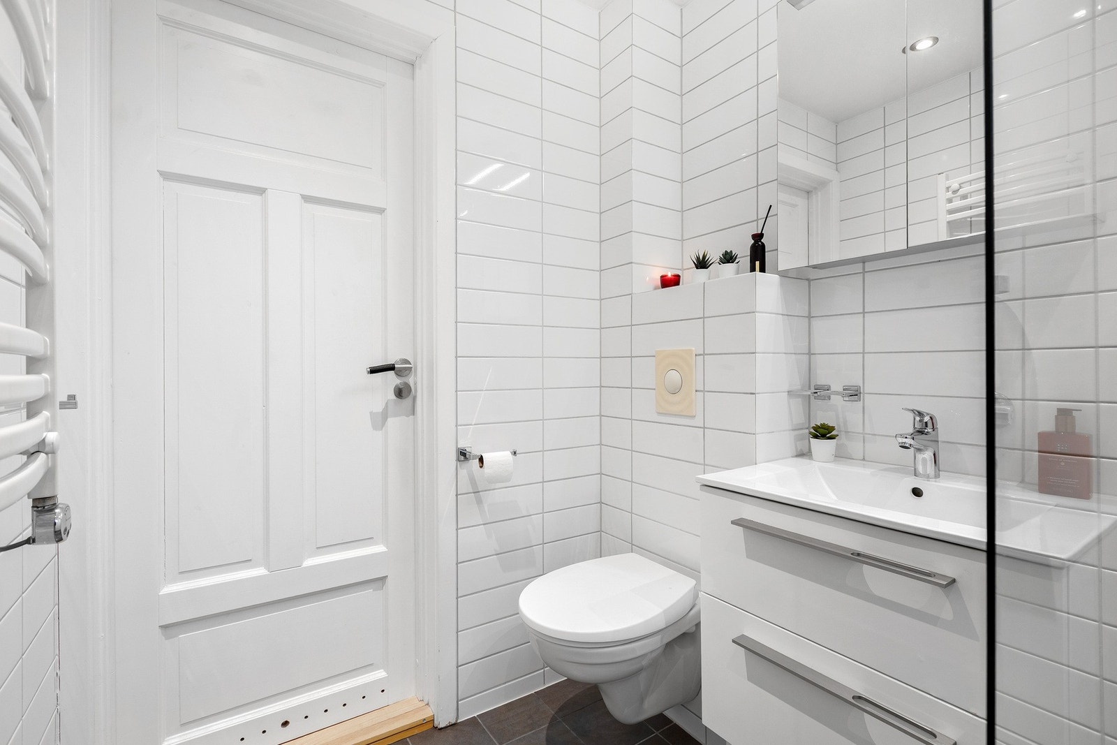 Med to skuffer i underskap og vegghengt speilskap gir det godt med oppbevaring på badet. Galleribilde