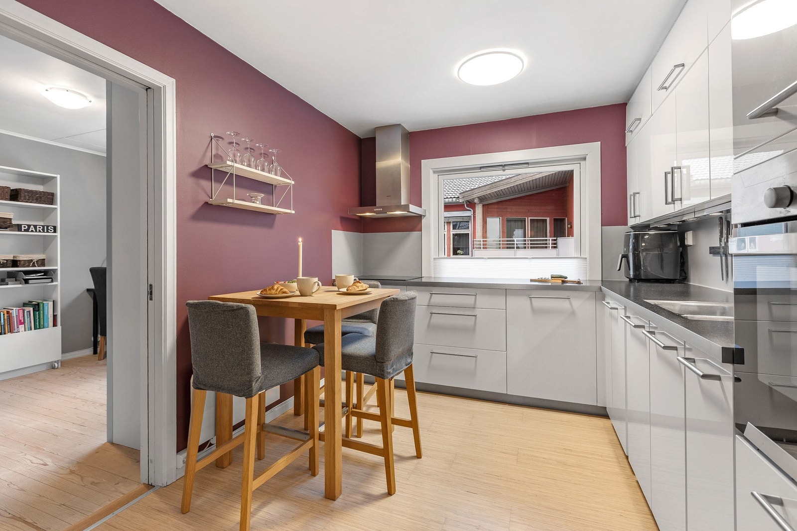 På kjøkkenet er det plass til en liten sittegruppe til frokosten eller morgen kaffen. Galleribilde