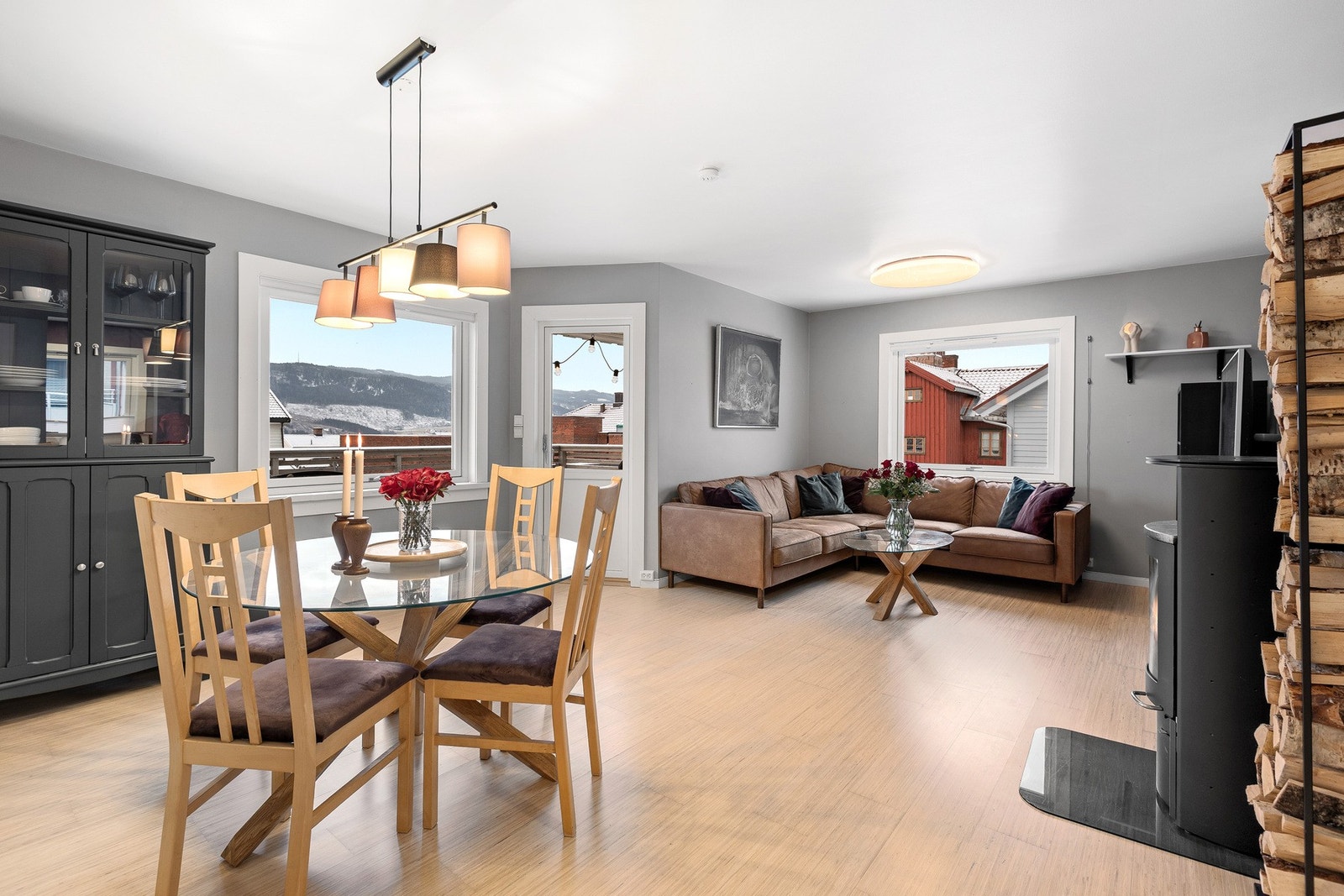 Stuen/ spisestuen er lys og romslig med store vinduer og utsikt. Galleribilde