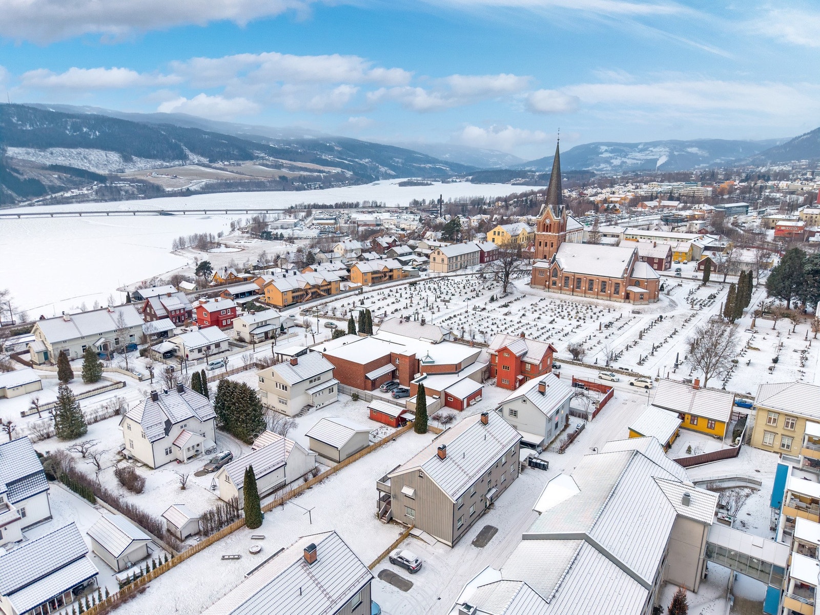 Kun 10 minutter spasertur for å komme til buss og jernbanestasjonen. Galleribilde