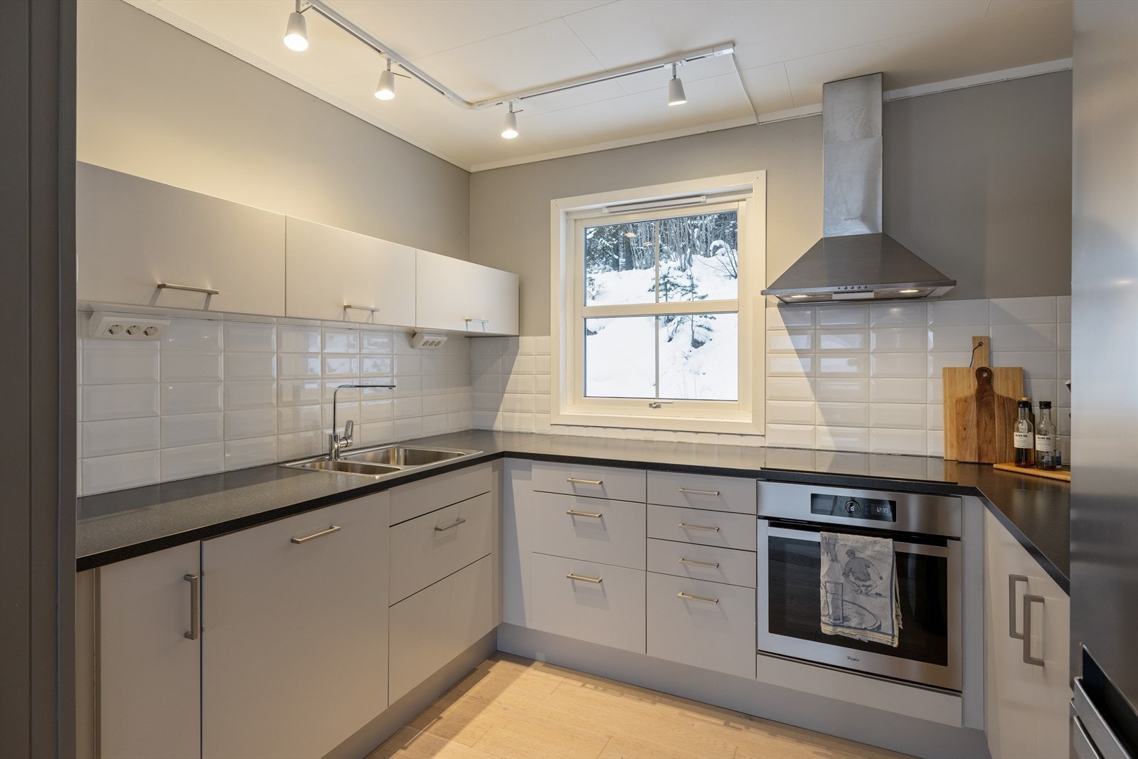 Delikat kjøkken fra 2018 har en innredning med glatte fronter og en benkeplate i laminat. Galleribilde