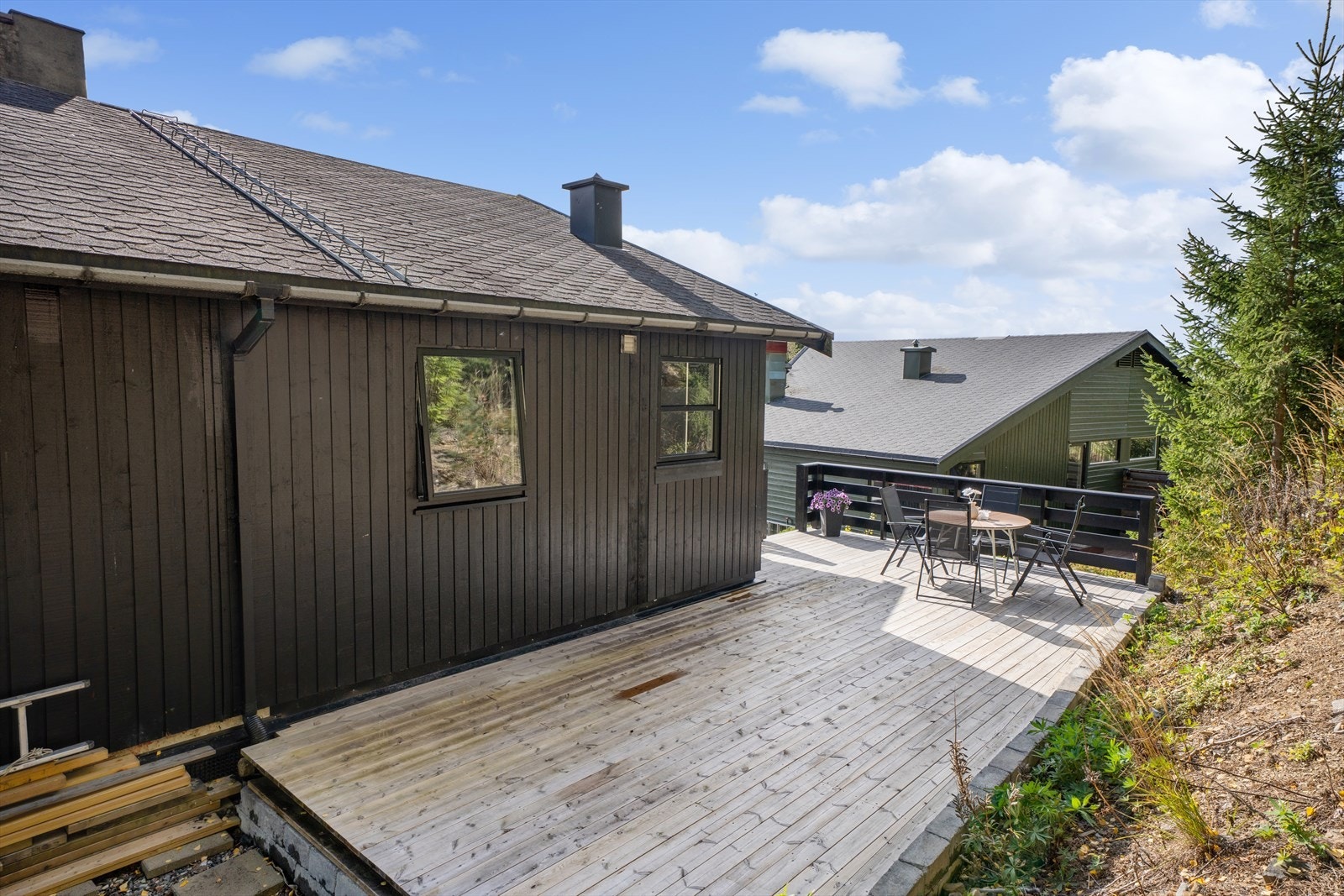 Terrasse på baksiden av boligen med plass til utemøbler. Galleribilde