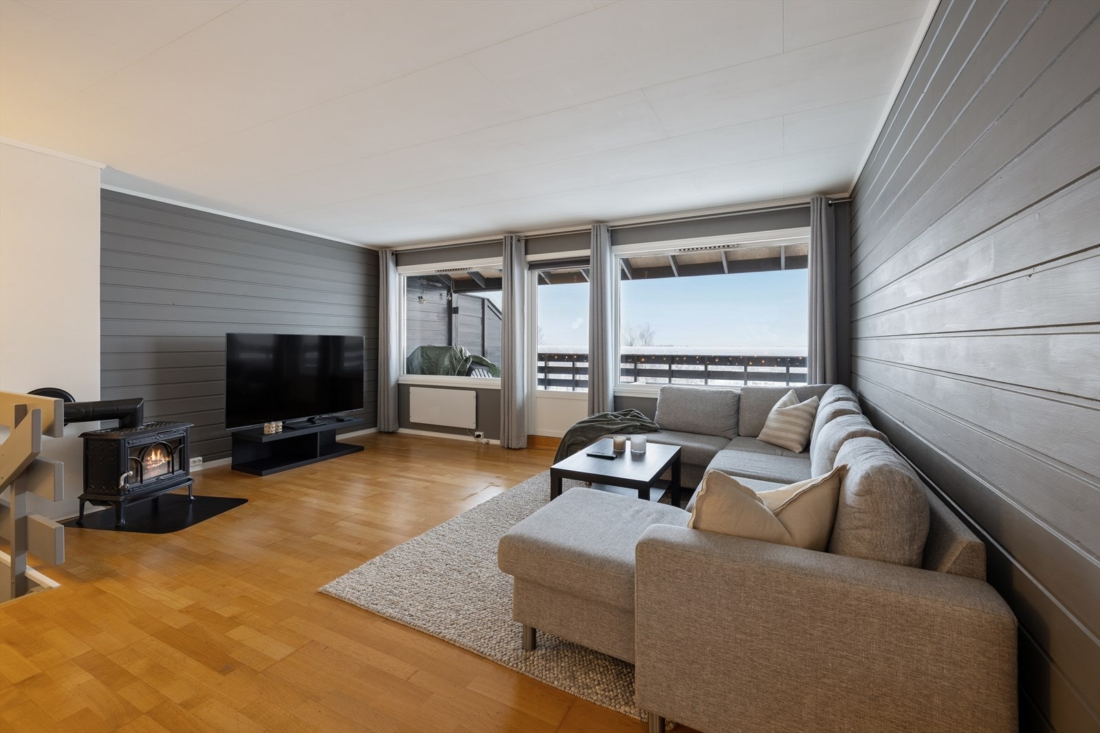 Store vindusflater slipper inn rikelig med naturlig lys. Galleribilde