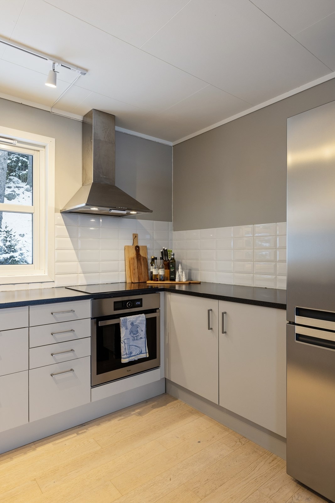 Det er integrete hvitevarer som platetopp, stekeovn, oppvaskmaskin og plass til frittstående kjøl/fryseskap. Kjøkkenventilator med avtrekk ut. Galleribilde