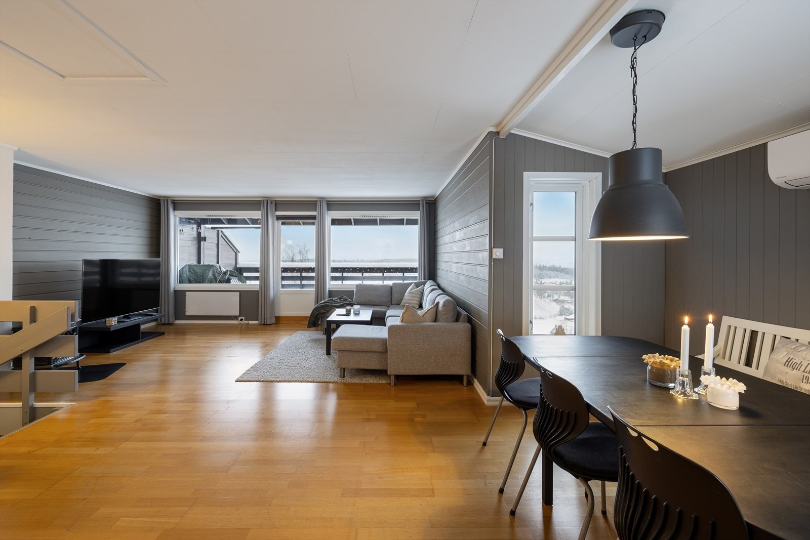 Innbydende stue med god plass til sofagruppe og spisebord. Galleribilde