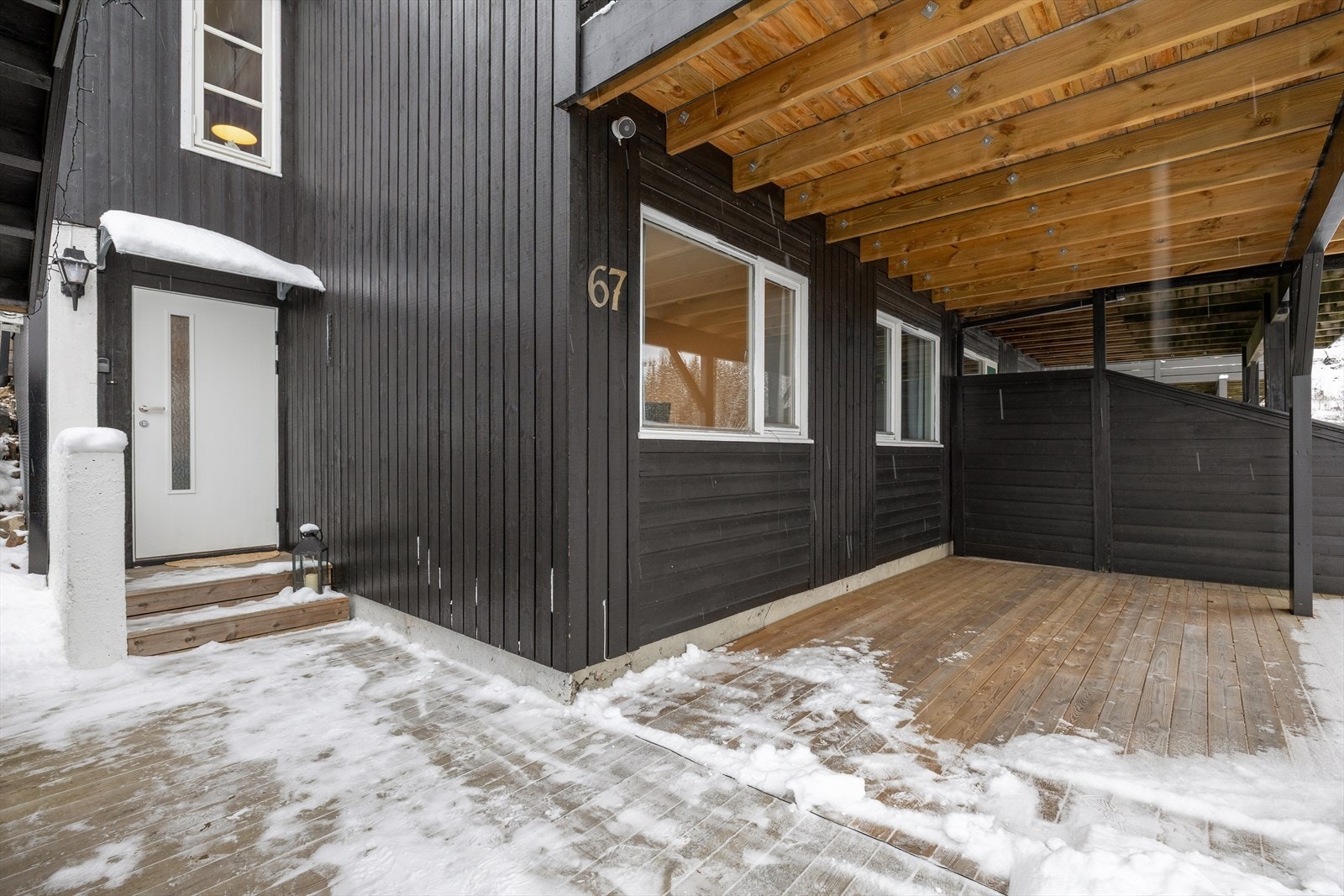 Overbygget terrasse med plass til utemøbler. Galleribilde