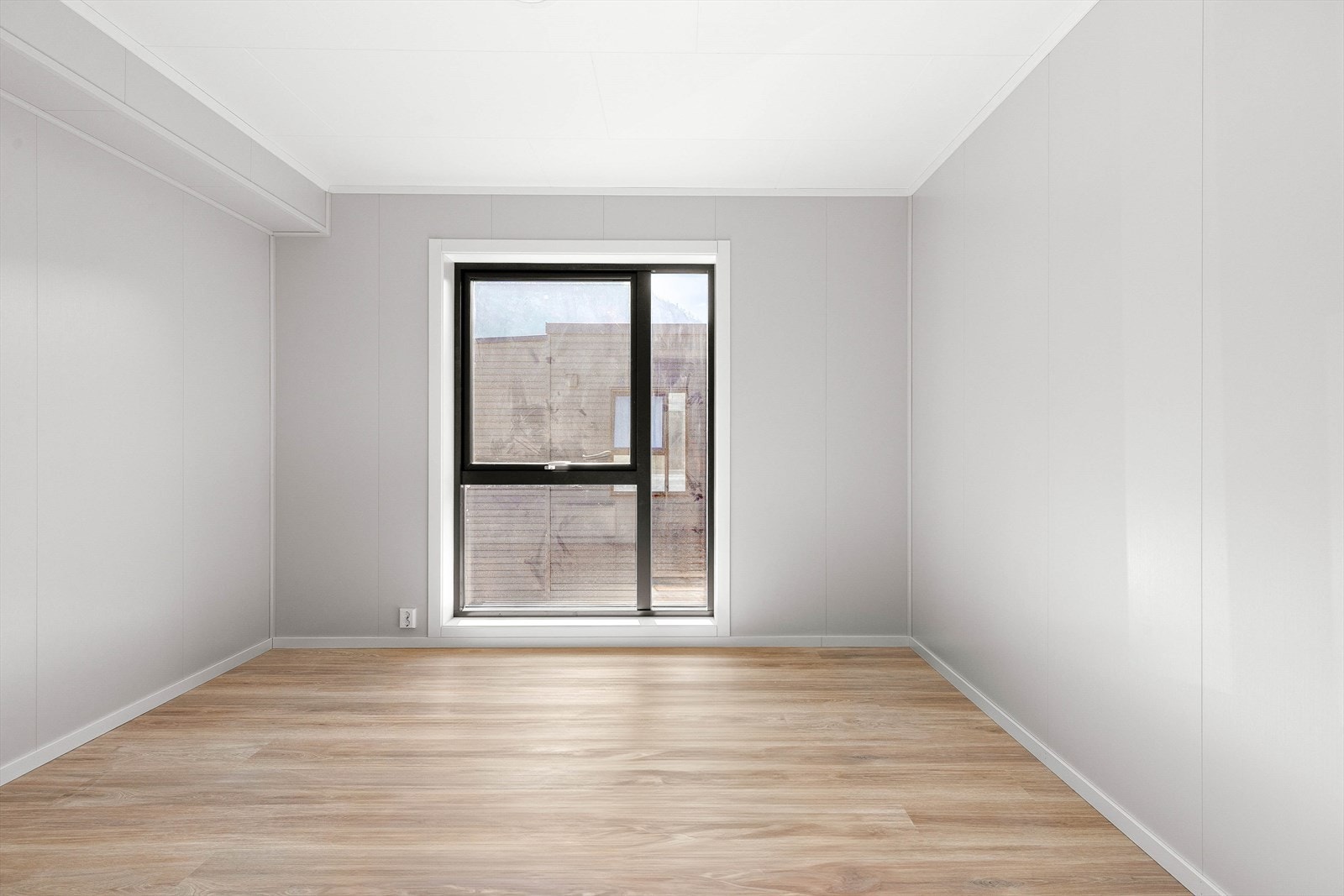 Soverom 1 er 10 kvm og har plass til dobbeltseng og garderobeskåp. Galleribilde