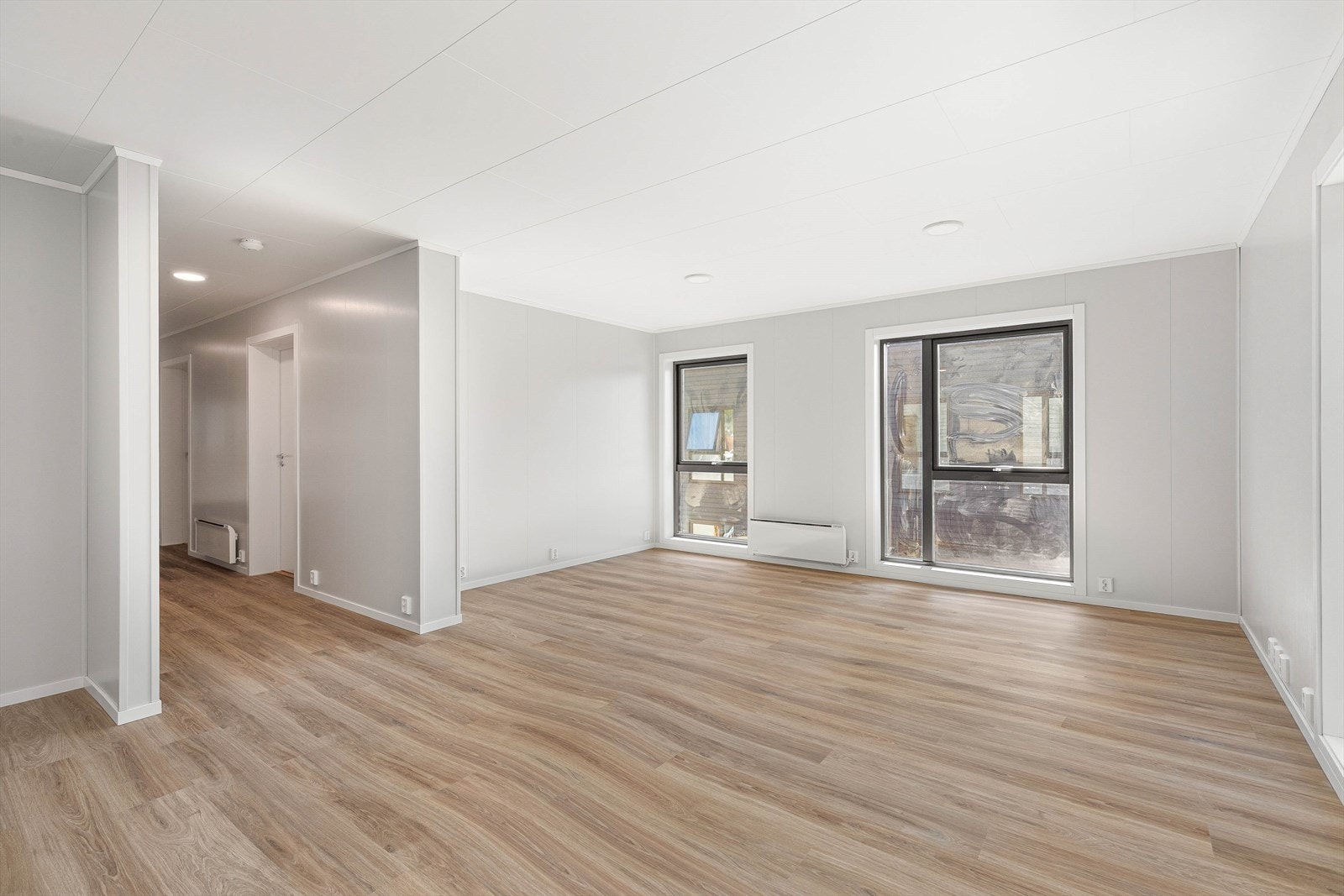 Stova har plass til både sofagruppe og spisebord Galleribilde