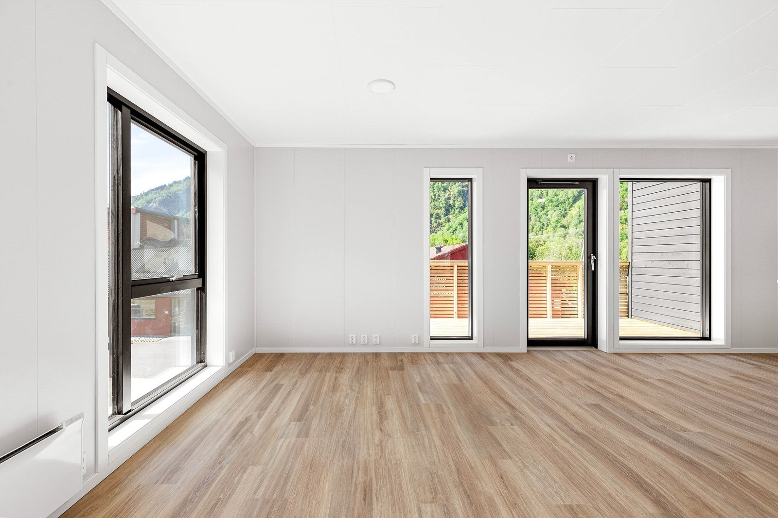 Romsleg stove med store vindauge og lite innsyn Galleribilde