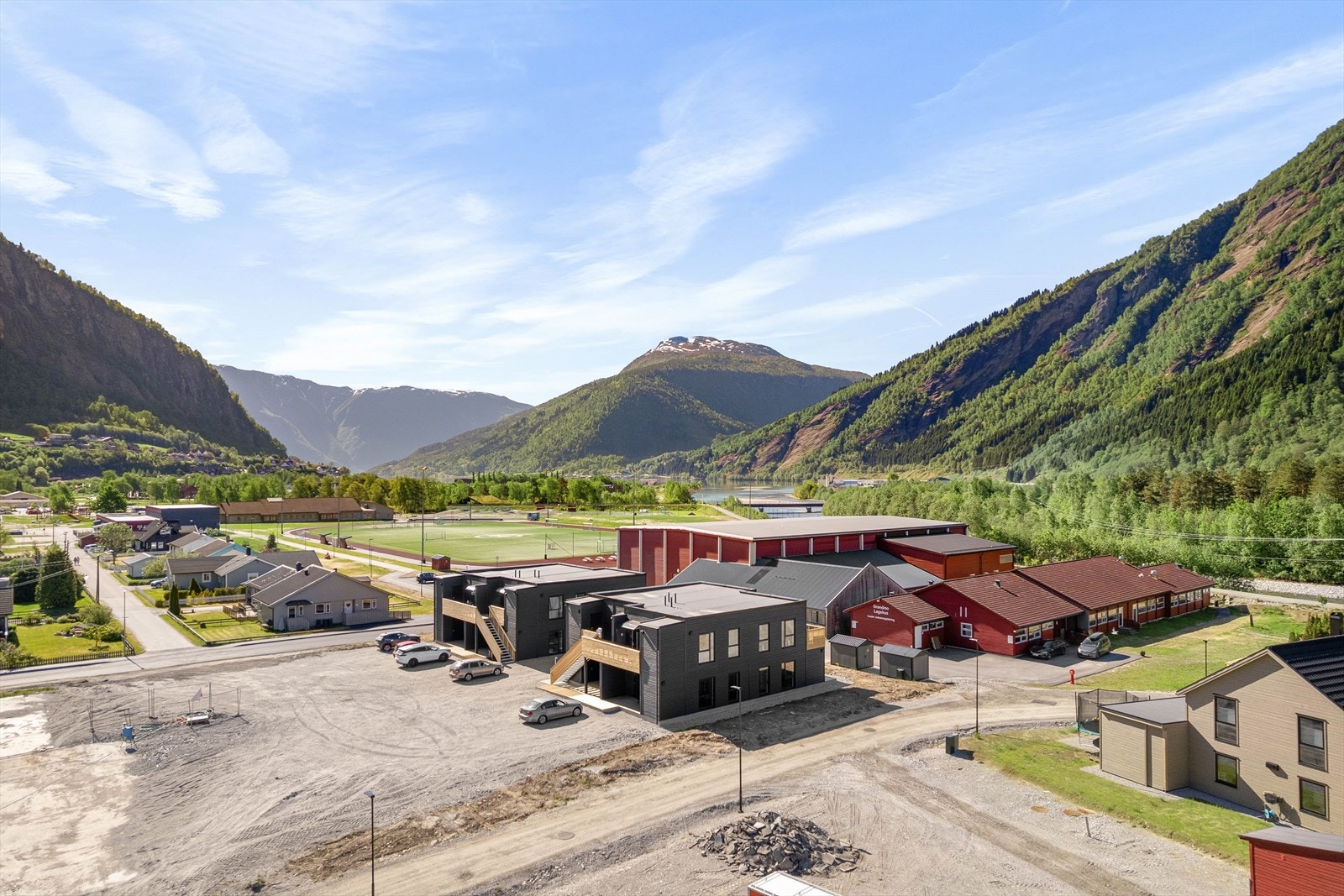 Gaupne sentrum er tilnærma flat og det er fine turstier langs elvane og i fjella som omkranse bygda. Galleribilde