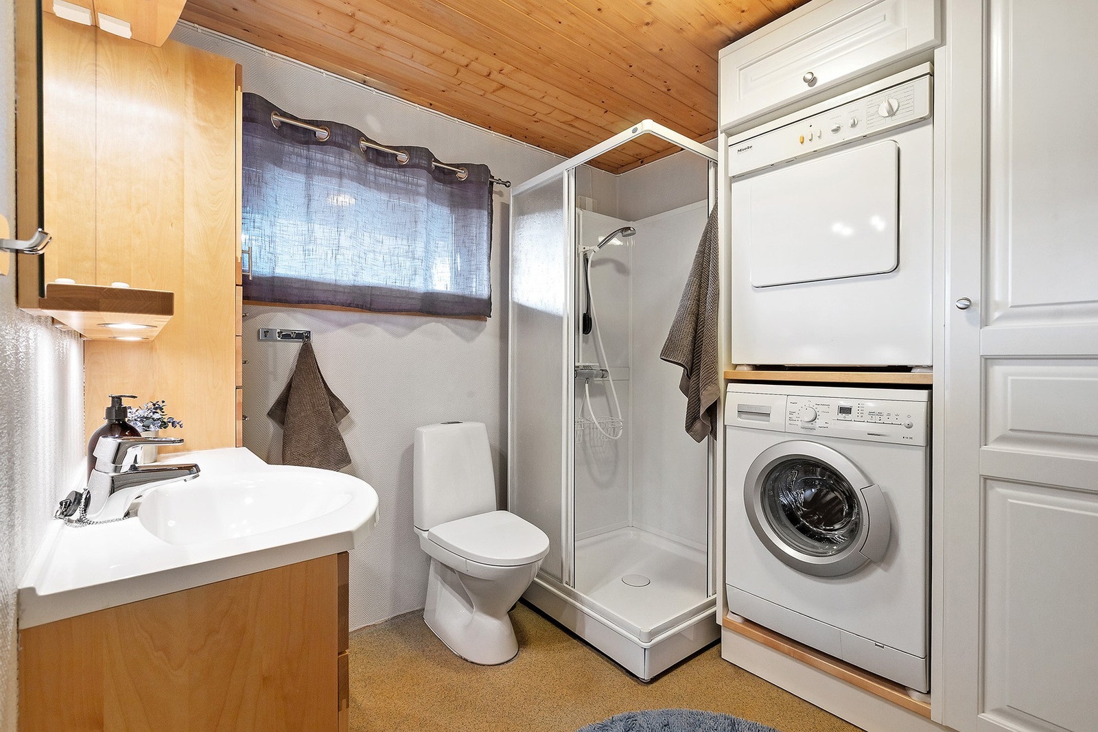 Boligen har ett bad med dusjkabinett og opplegg for vaskemaskin. Galleribilde