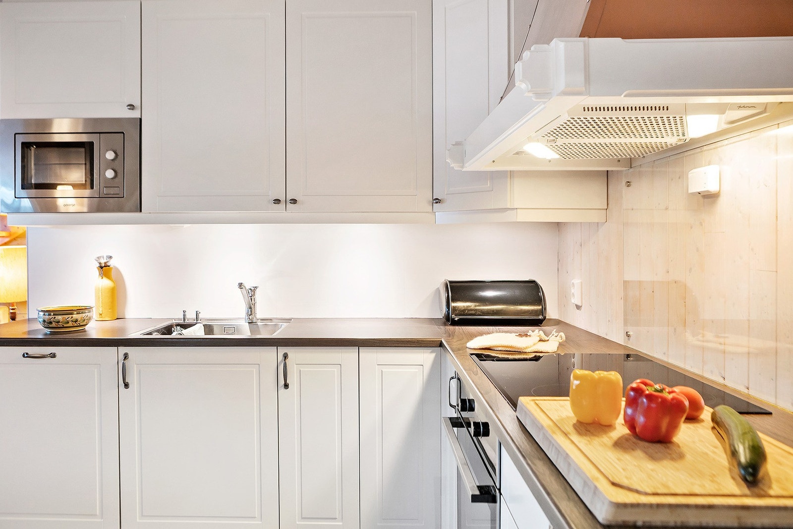 Kjøkkeninnredning med tilhørende vanninstalasjon fra 2016. Galleribilde