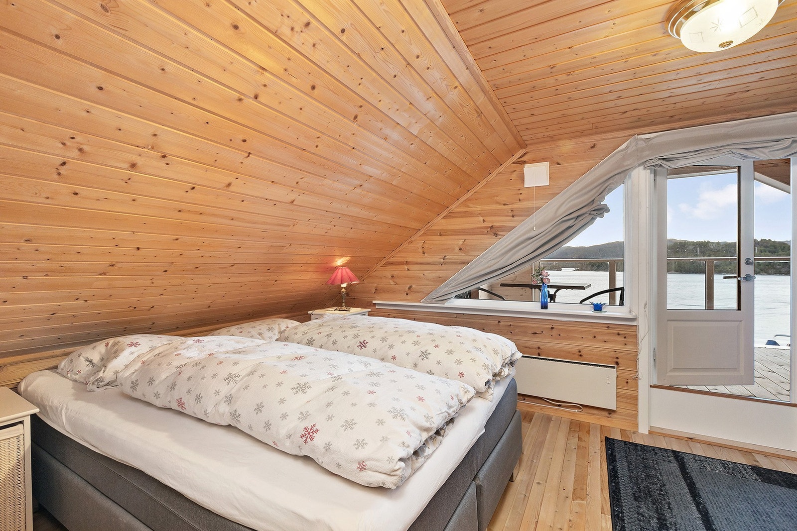 Boligen har 2 soverom på loftsplan med tilhørende balkong. Galleribilde