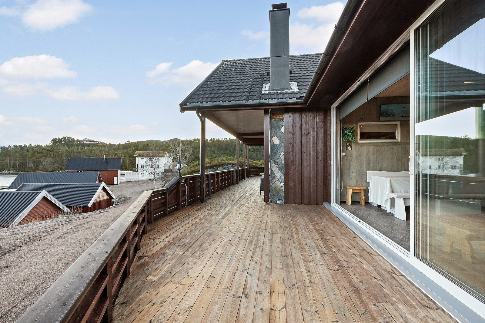 Tillegg til vinterhage har boligen er svært romlig veranda. Galleribilde