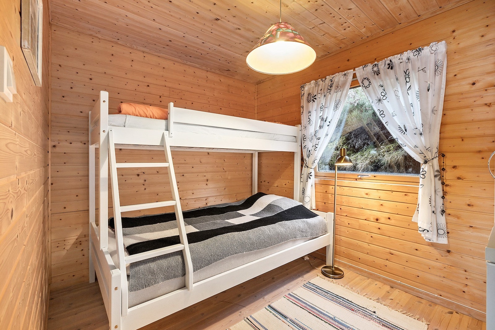 Soverom i 1 etasjen. Romlig med god plass til familiekøye. Galleribilde