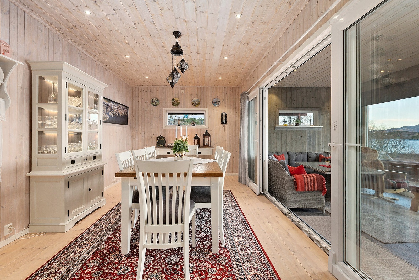 Spisestue har tilkomst fra kjøkkenet. Romslig spisestue med nydelig utsikt og muligheter for å åpne helt opp verandadørene. Galleribilde