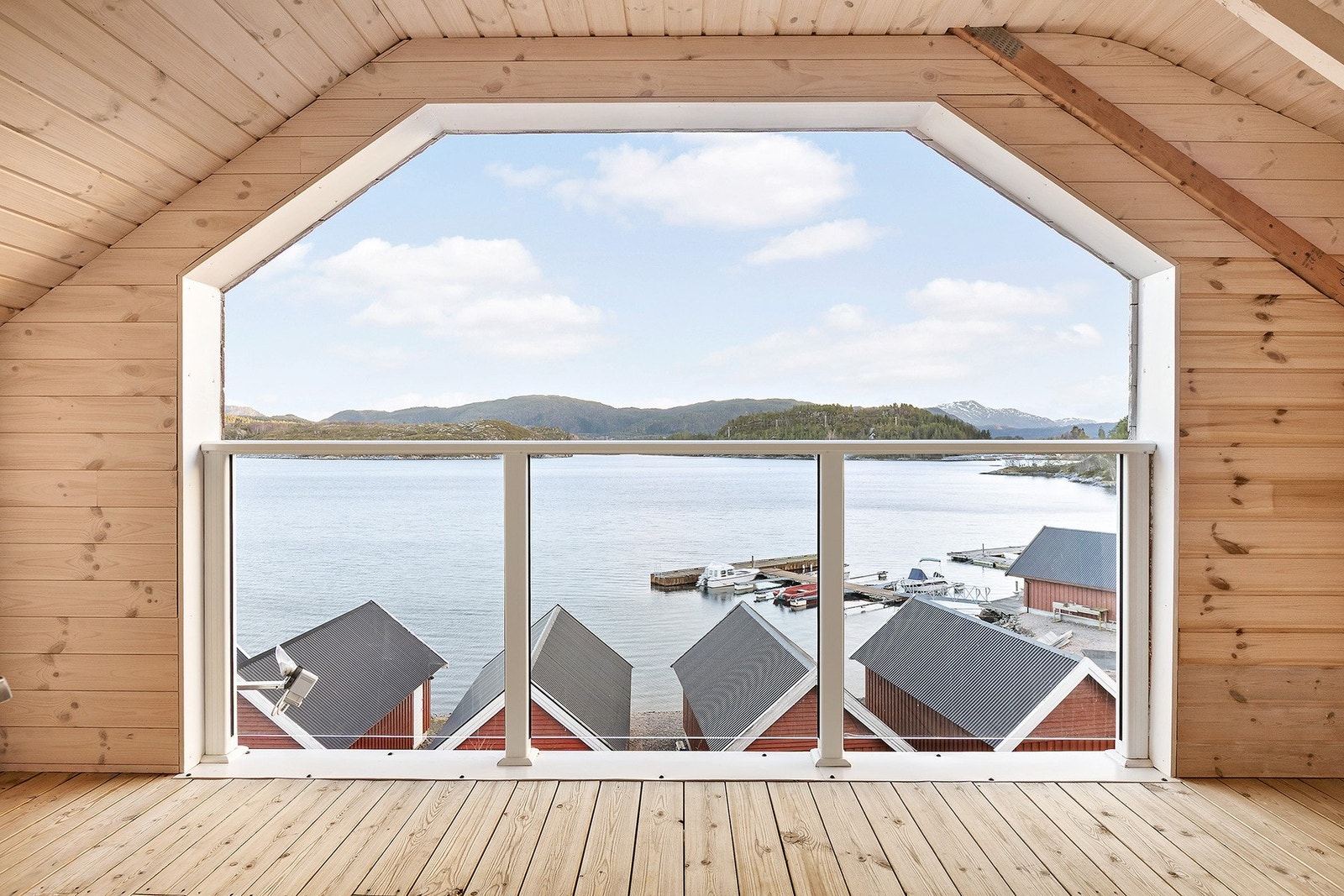 Loft har nydelig utsikt over småbåthavnen. Galleribilde