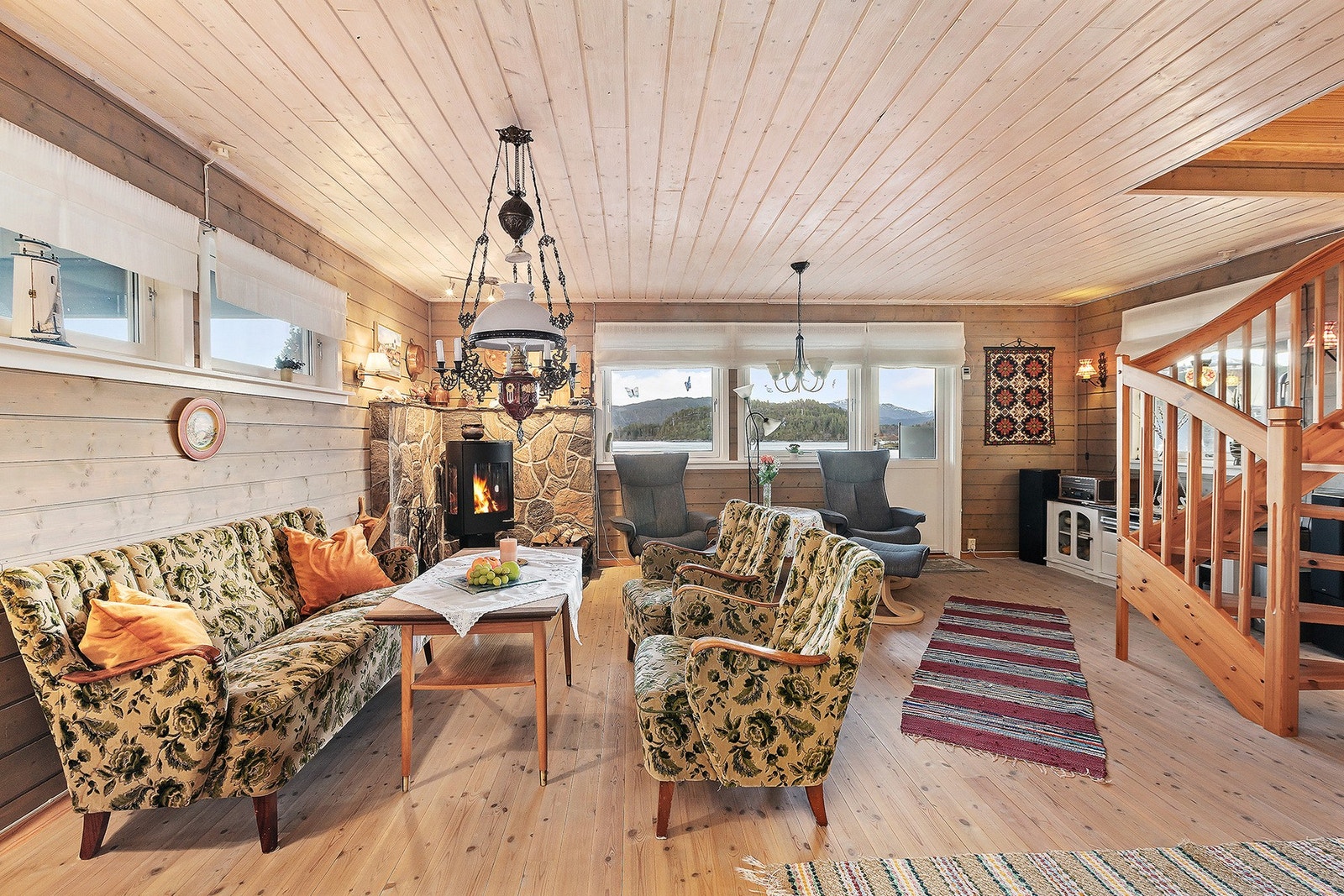 Koselig stue med tilkomst til veranda og loft. Galleribilde