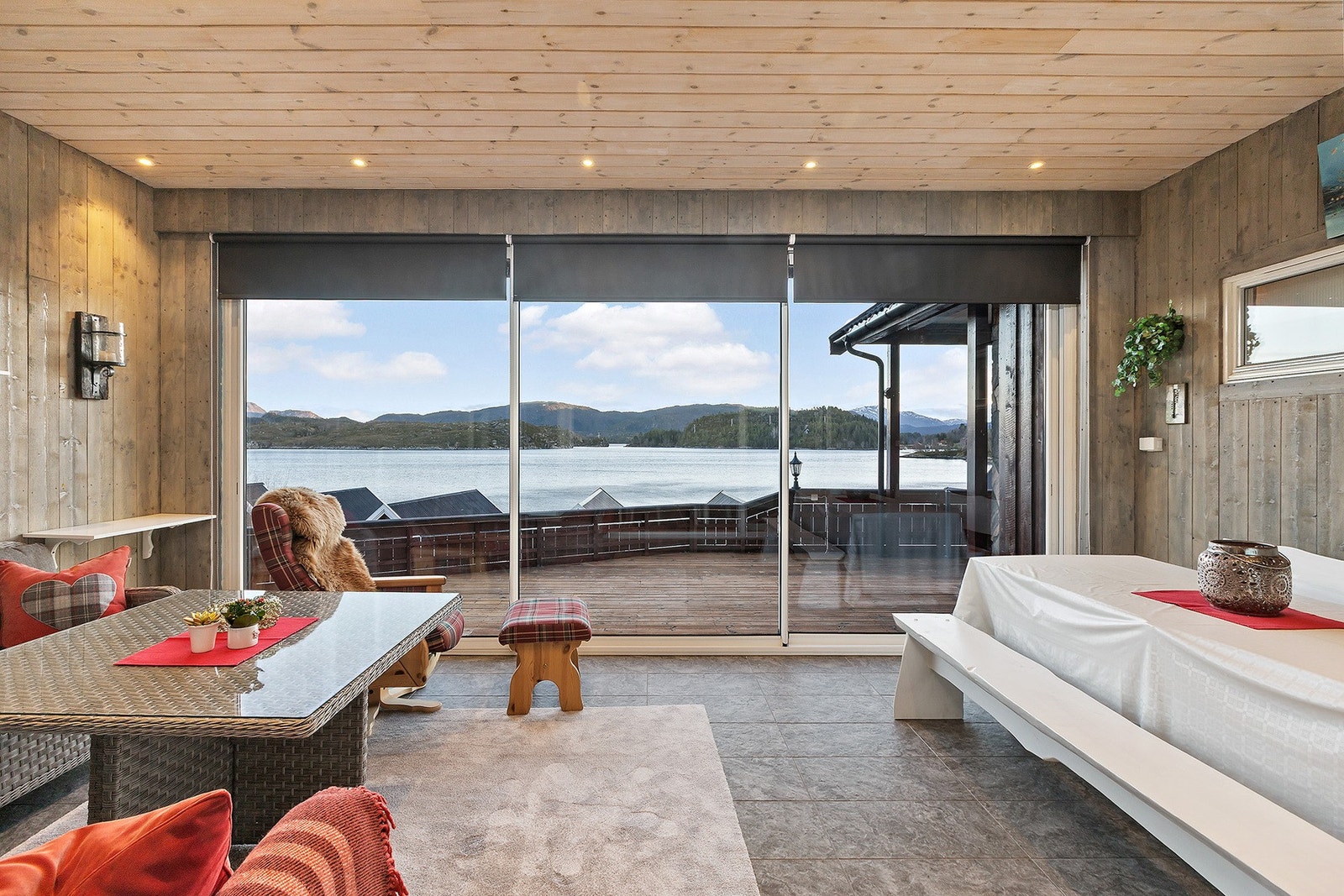 Fra spisestuen er det tilkomst til vinterhage. Utsikt og muligheter for å åpne helt opp verandadørene. Galleribilde