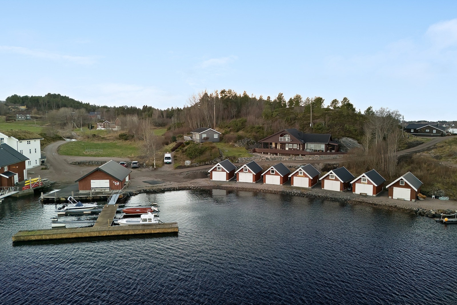 Hjertelig velkommen til Flatsetnesveien 54! Sjønær hytte med tilhørende naust. Foto: Diakrit (Gustavo Velez) Galleribilde
