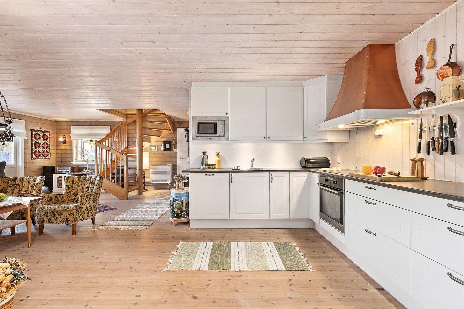 Stort lyst kjøkken, godt med skap- og benkeplass. Galleribilde